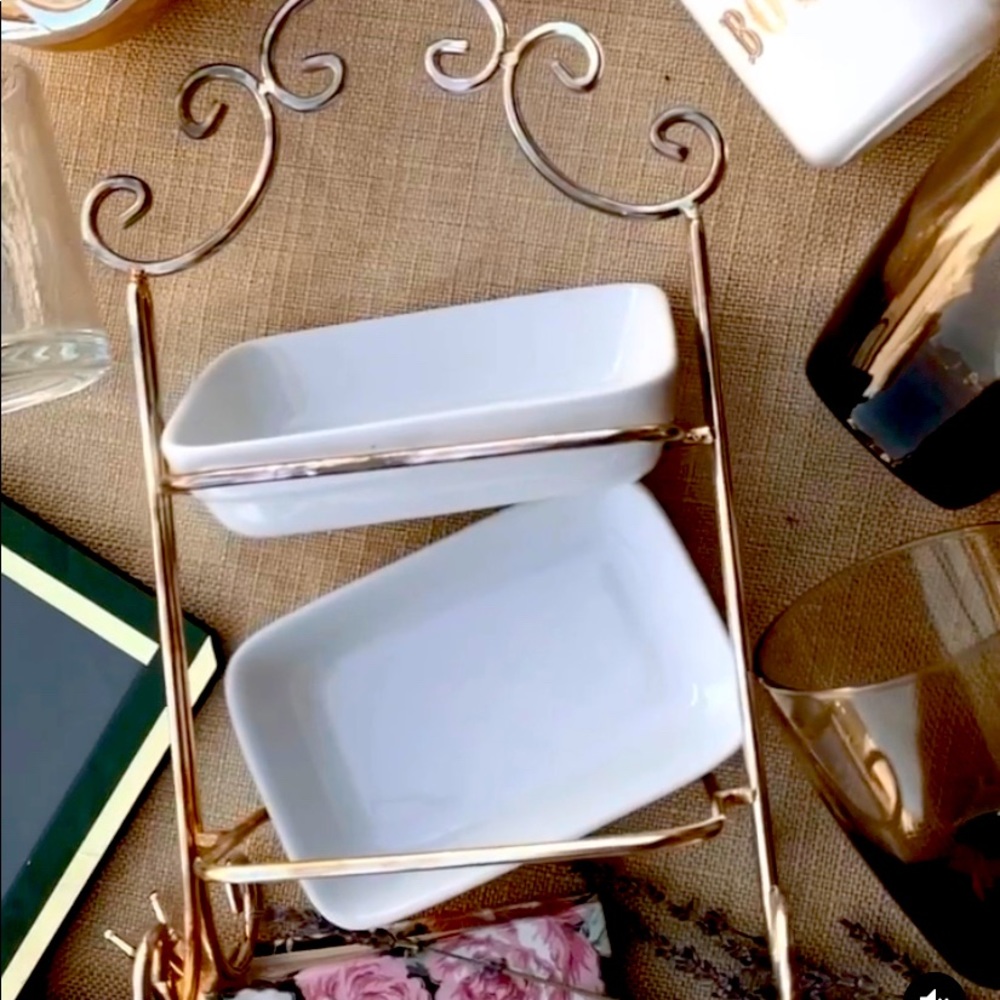 Two-tier trays for vanity area